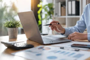 Guía estratégica para reducir costos y seleccionar el plan de precio de Zoho Campaigns ideal para tu empresa, optimizando tu presupuesto de marketing según el tamaño de tu base de datos y frecuencia de envío.